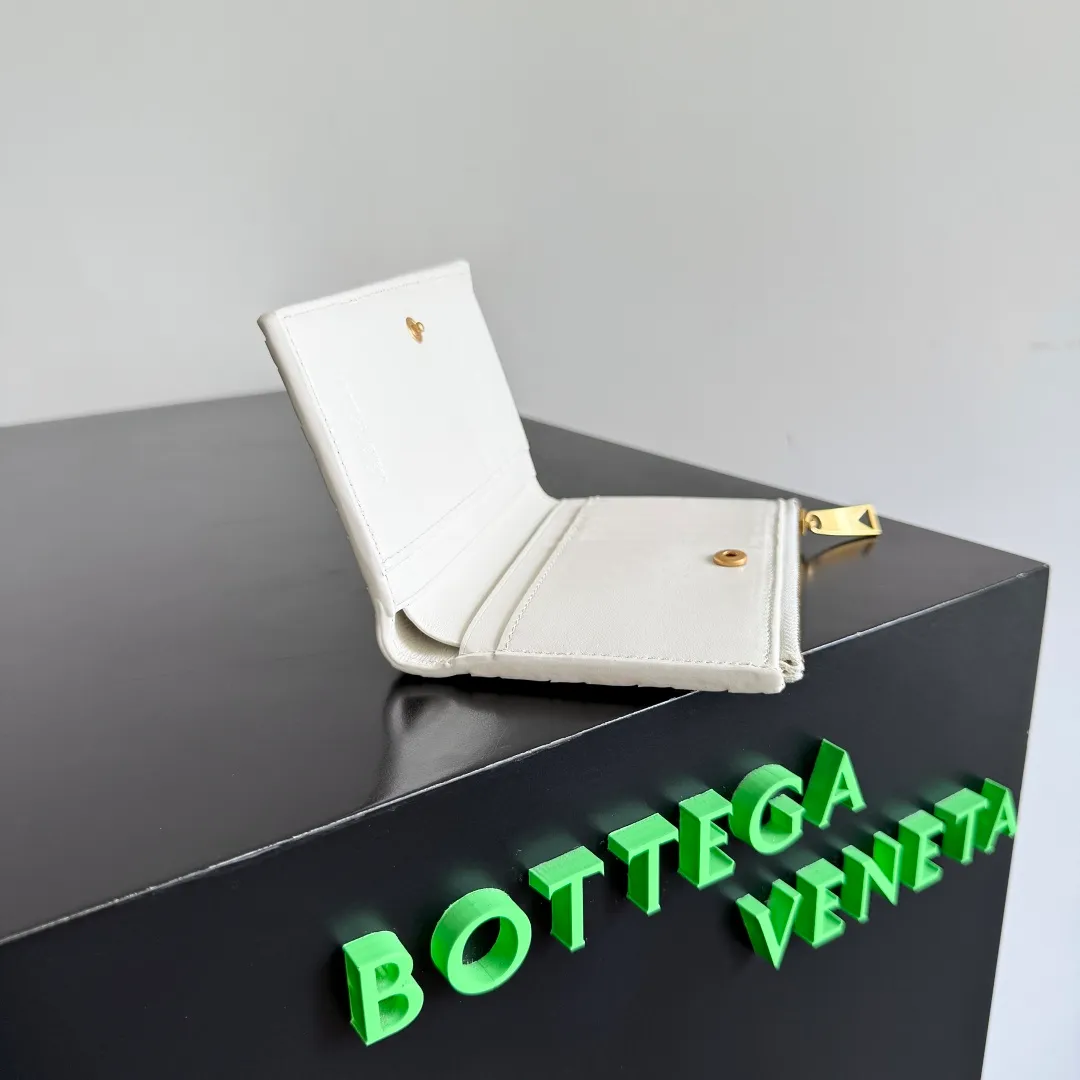 Batch 960 of BOTTEGA VENETA’s new woven small wallets are now shipping! ! ! 🥰🥰Made of carefully selected first-layer sheepskin fabric, this small luxury wallet has an elegant appearance and is also full of practicality. It can store change, driver's license and various cards at the same time. It is so small that it can be put in your pocket and carried with you. It is really convenient [Applause][Applause] Style No.: 667468 Size: 14.5*9.3*2cm